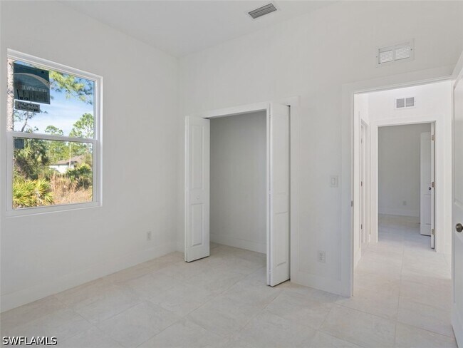 Building Photo - 506 Trinity St E