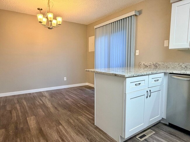 Building Photo - Updated Townhome with Covered Parking!