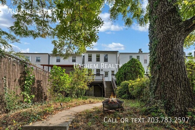 Building Photo - Spacious 4 Bedroom House in Washington, DC!