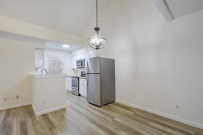 Building Photo - 6803 Woodhue Dr