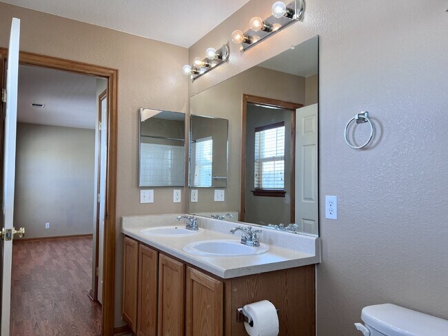 Building Photo - Beautiful 3 Bed/2.5 Bath End Unit Two-Level Townhome! Wonderful Deck off Living Room with backyar...