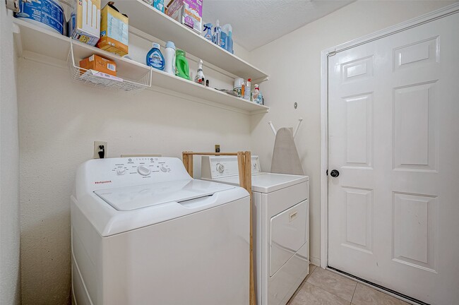 Building Photo - 7030 River Garden Dr