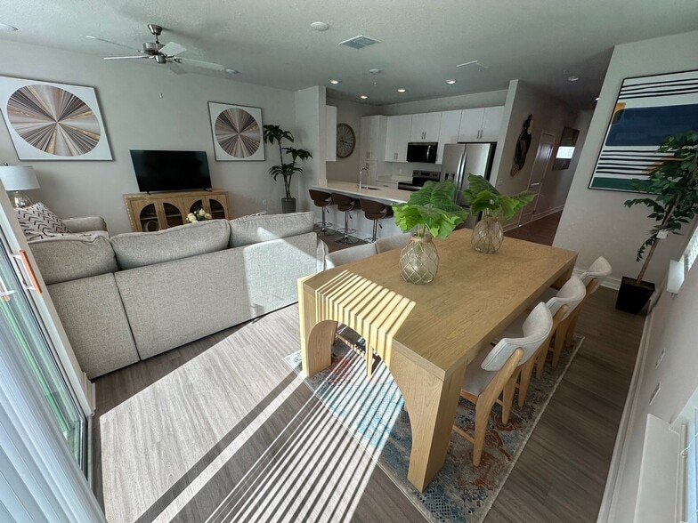 Building Photo - Lake Tavares Townhomes