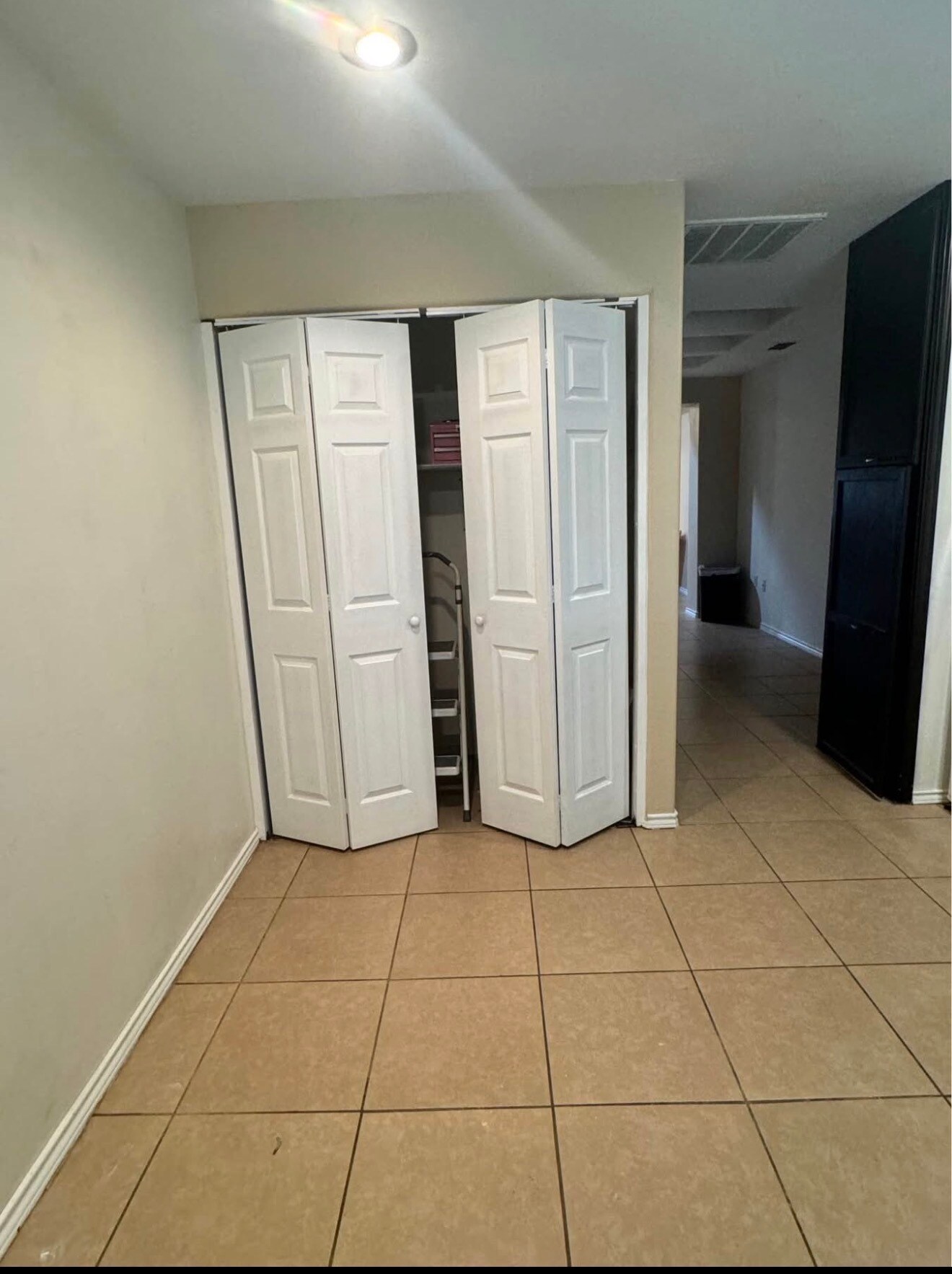 Building Photo - 1110 W Gardenia Ave