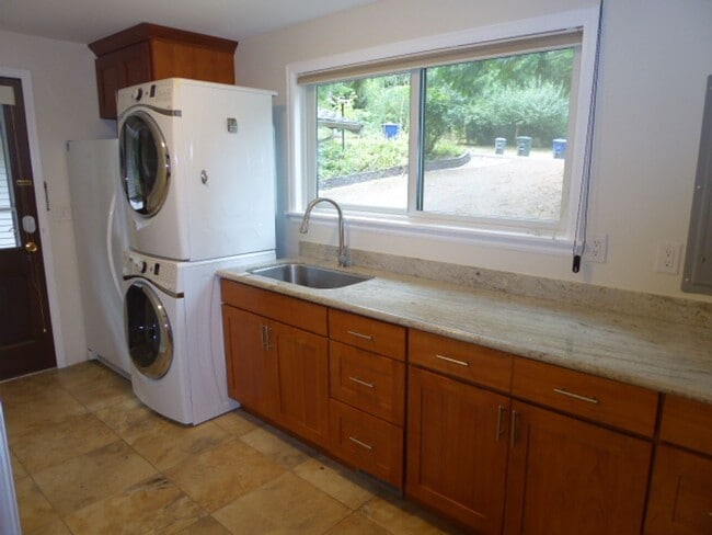 Building Photo - Charming 4 Bed 2.5 Bath + Den Rambler in S...