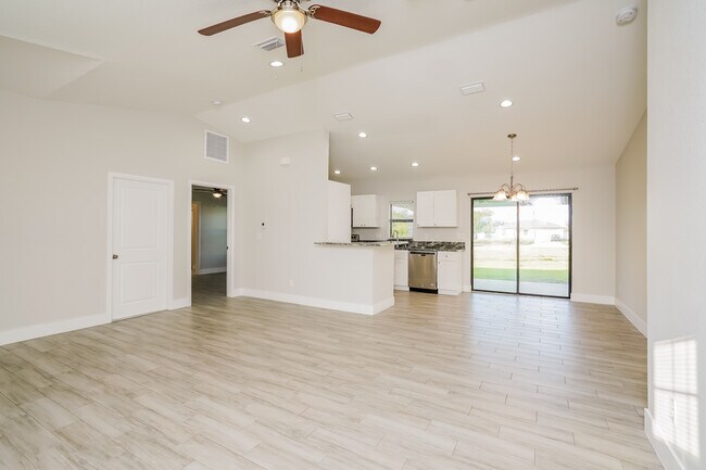 Building Photo - 1232 NE 7th Pl, Cape Coral, FL