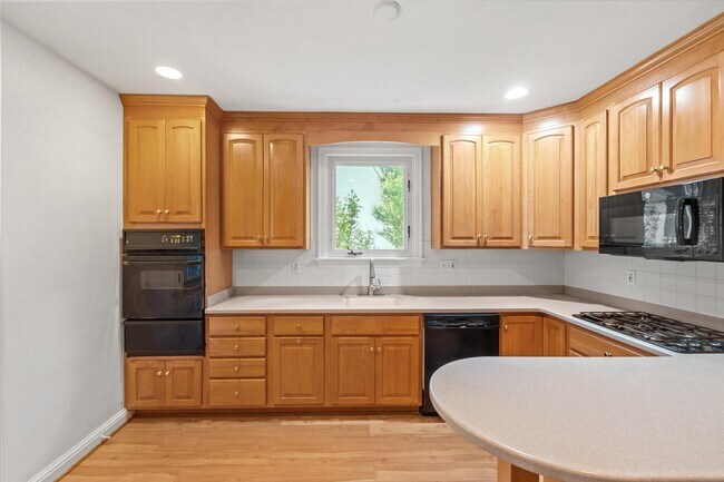 Building Photo - 7014 Beechwood Dr