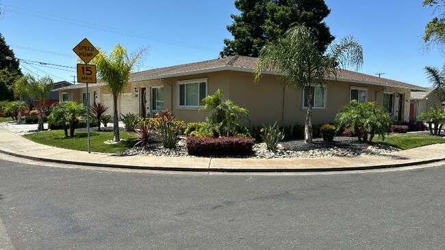 Building Photo - 436 E Banbury Dr