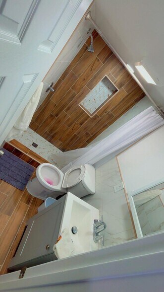 Building Photo - 8 S Farview Ave