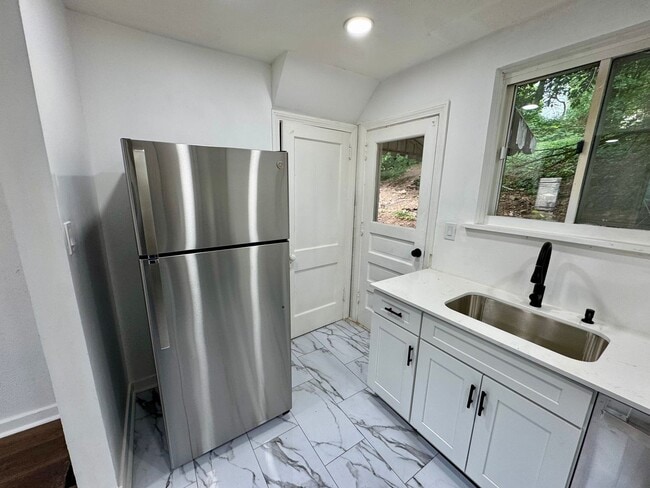 Building Photo - Adorable 2 Bed 1 Bath Home in Brookline W/dedicated office/library space!