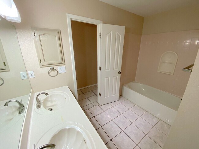 Building Photo - Northeast El Paso 4 bed with Refrig A/C