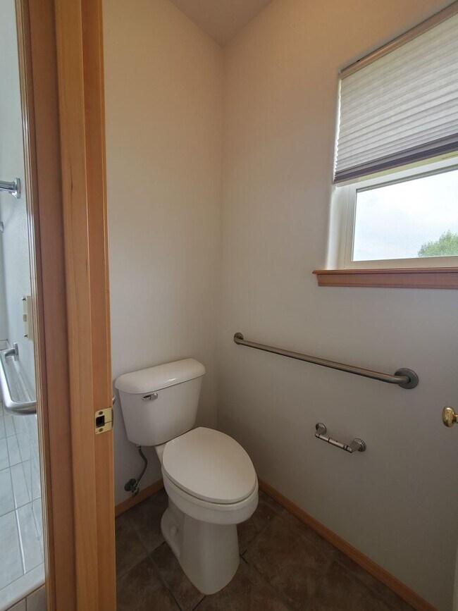 Building Photo - Beautiful South Richland 3-Bedroom Rambler with Open Floor Plan & Spacious Primary Suite!