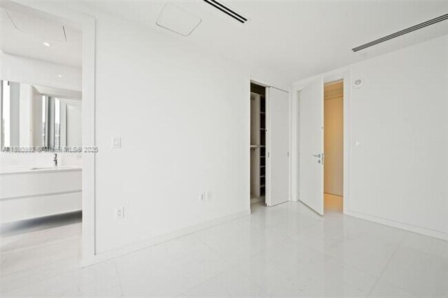 Building Photo - 300 Biscayne Blvd Way