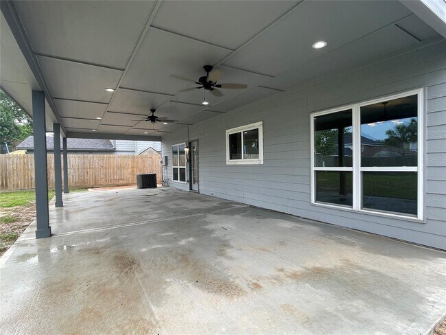 Building Photo - 2528 Sawyer Dr