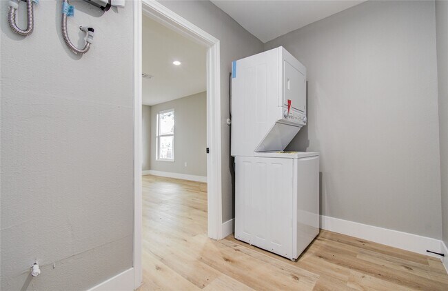 Building Photo - 114 S Iowa St