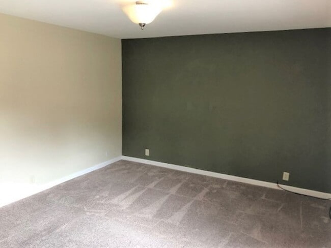 Building Photo - Great Neighborhood - 3 bedroom house with ...