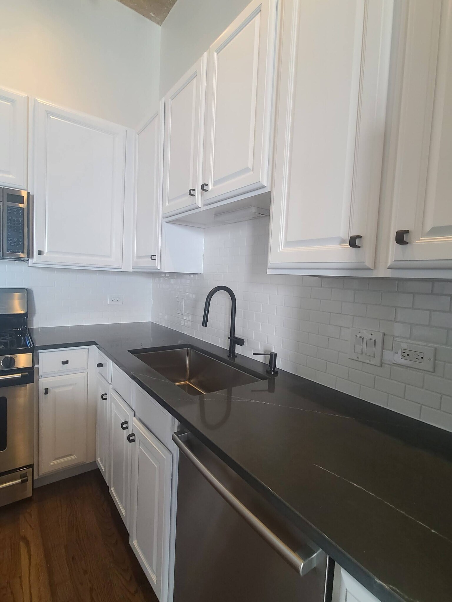 Kitchen - 758 N Larrabee St