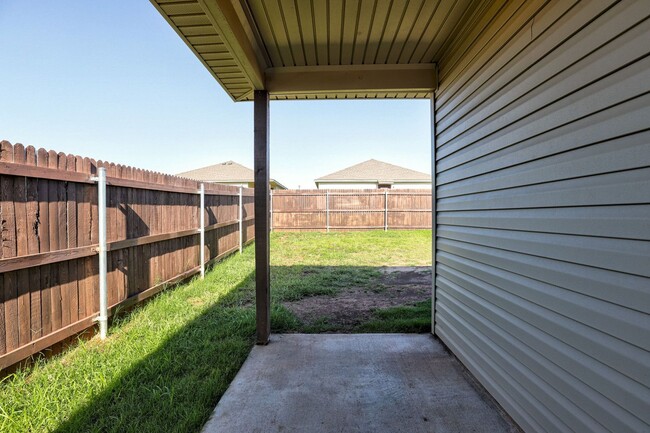 Building Photo - 3 bed 2 bath 2 car garage only two years o...