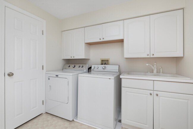 Building Photo - 295 Carpenter Dr