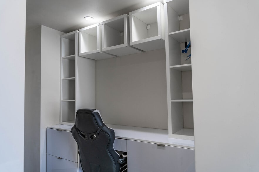 Office Area/Desk in Master Bedroom 1 - 7005 La Jolla Blvd