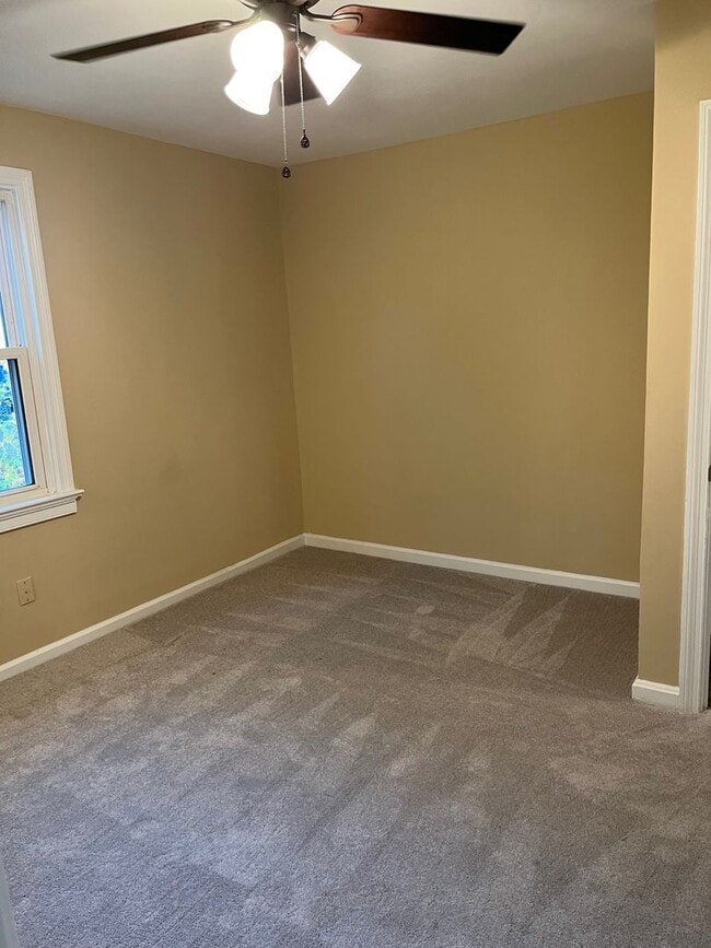 Building Photo - 3 Bedroom | 2 Bath | 1,098 Sq Ft | Updated Interior