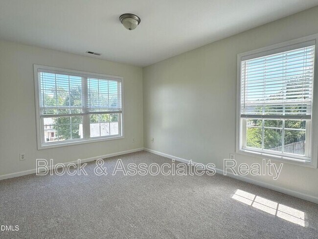 Building Photo - 116 Reno Ave