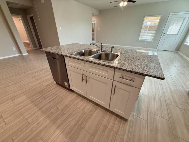 Building Photo - 421 Blanco Dr