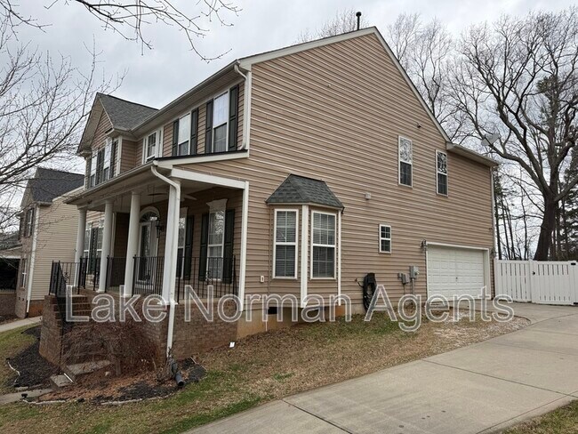 Building Photo - 15622 Troubadour Ln