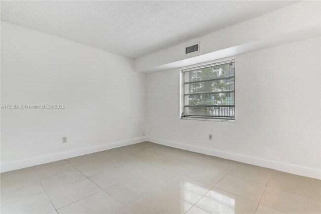 Building Photo - 2201 Brickell Ave