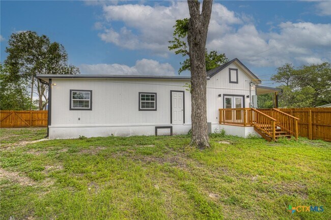 Building Photo - 312 N La Vernia St