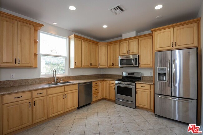 Building Photo - 806 N Alfred St