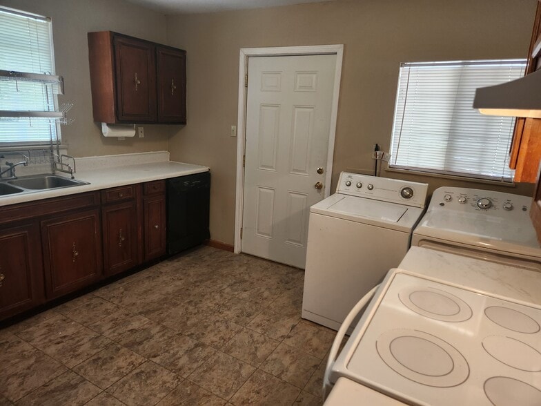 Kitchen/Laundry - 5112 Schubert Rd