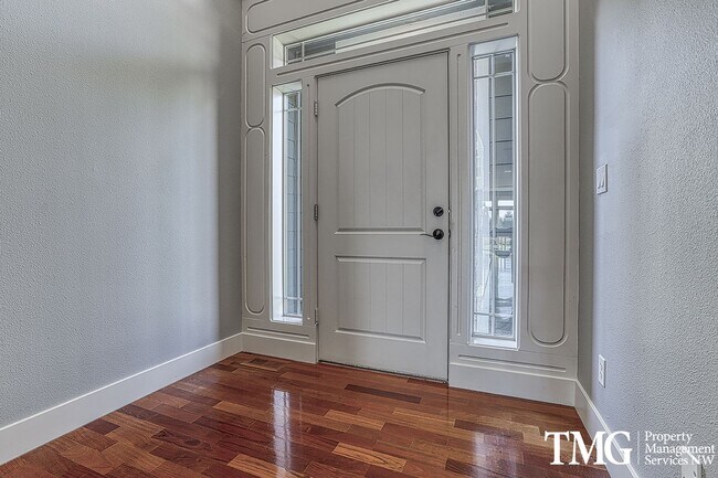Building Photo - Large Pet Friendly 3 bed 2.5 bath home in ...