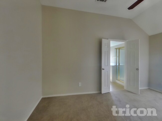 Building Photo - 228 Willow Creek Dr