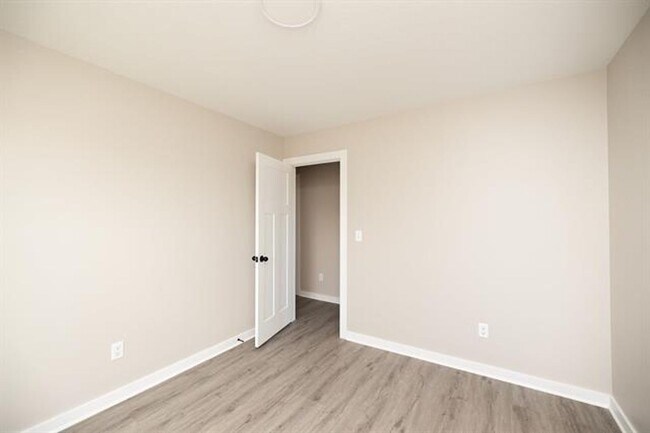 Building Photo - 518-520 W. 50th Ct. S.