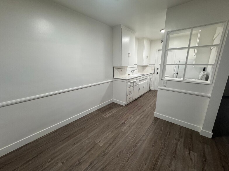 Building Photo - 8575 Holloway Dr