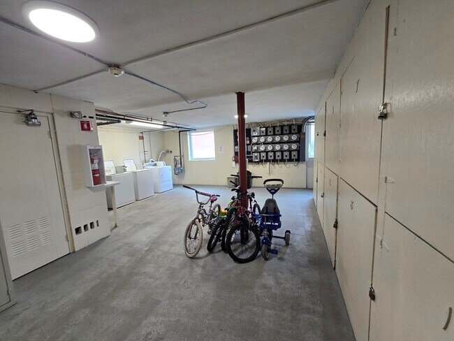 Building Photo - 194 Lincoln St