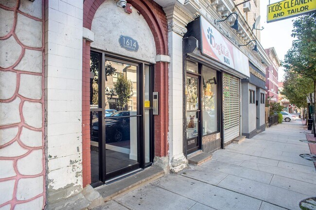 Building Photo - 1614 Summit Ave