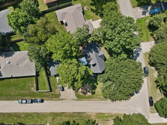 Building Photo - 446 Fantasy Ln