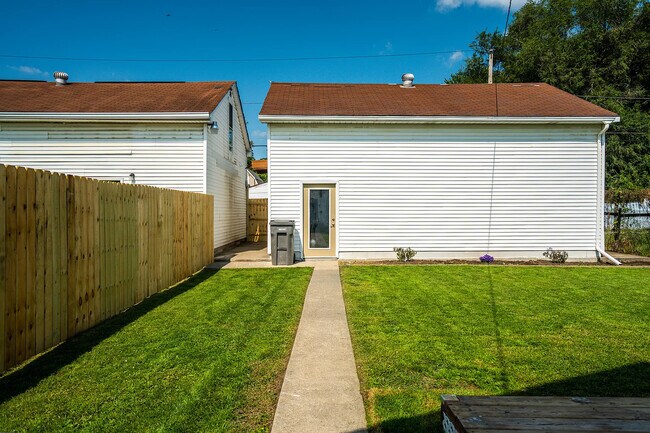 Building Photo - 844 River Ave