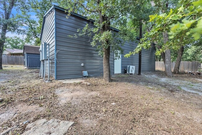 Building Photo - 9710 N Oak Cliff Dr