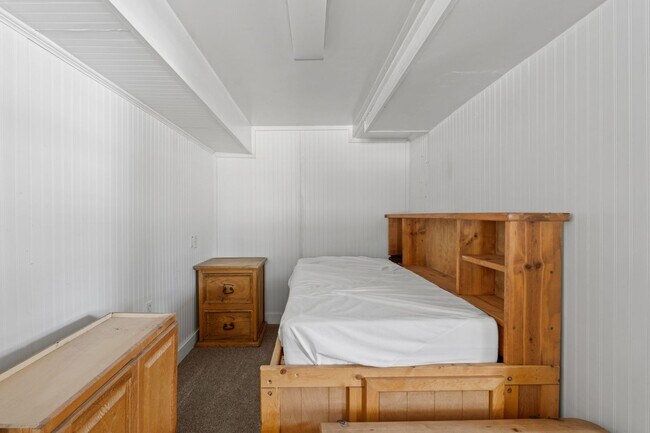 Building Photo - 3 Bedroom 2.5 Bathroom single level rancher with 30x40 insulated / heated shop Fully Furnished