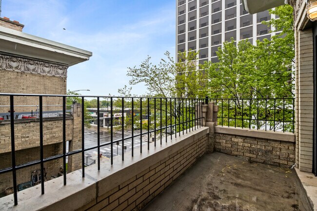 Building Photo - 4338 N Clarendon Ave
