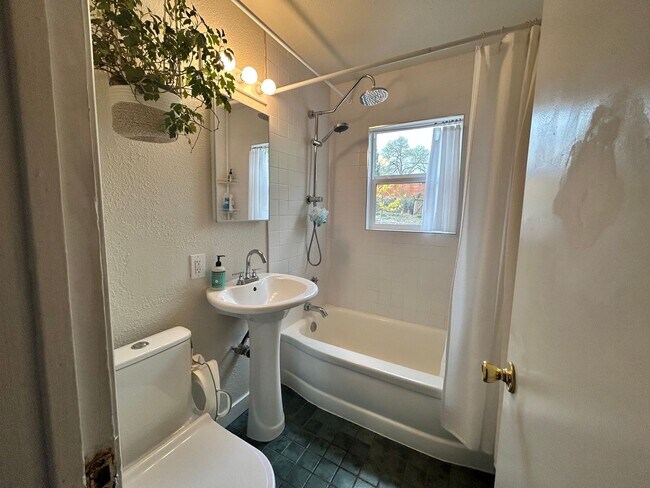 Building Photo - $0 DEPOSIT OPTION. Quaint 2 Bed, 1 Bath Ra...