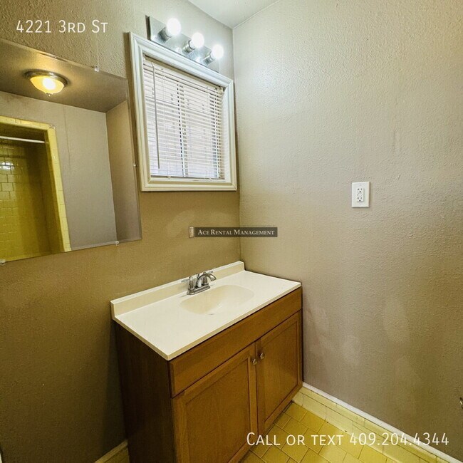 Building Photo - 4221 3rd St