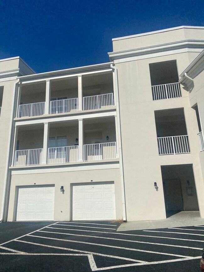 Building Photo - Baldwin Park: Gorgeous 2nd Floor Condo wit...