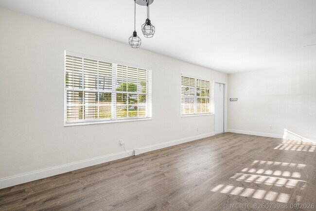 Building Photo - 2455 NE 51st St