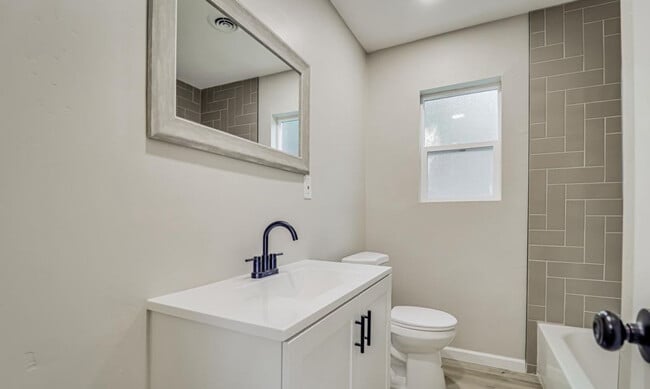 Building Photo - 2856 Hawthorne Ave