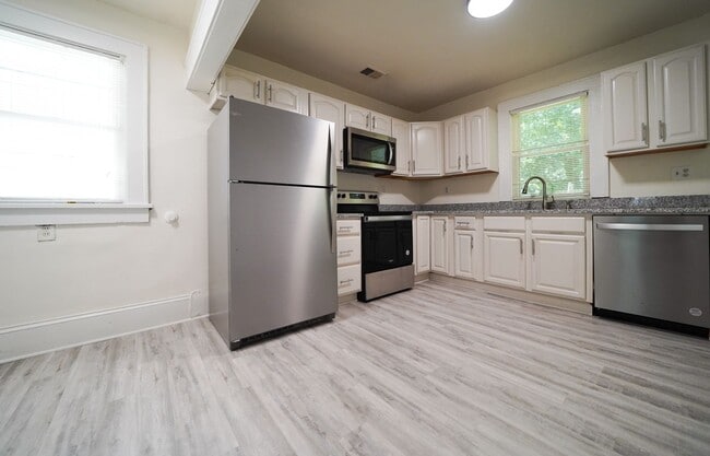 Building Photo - Villa Heights-Belmont Area 2 or 3 bed, 2 b...