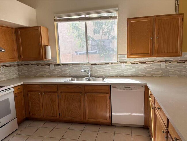 Building Photo - 1722 E Detroit St